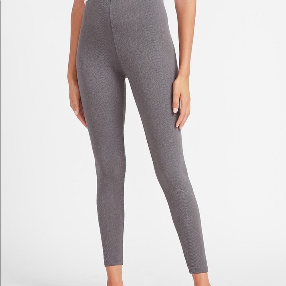 High waisted ankle legging.